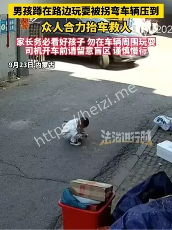 路人合力抬车现场